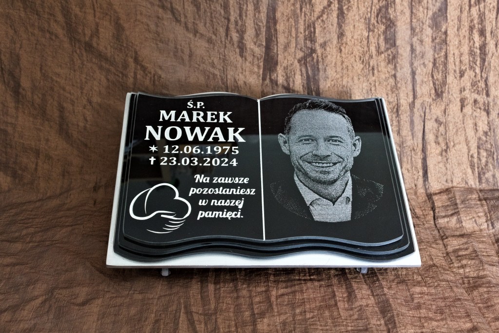 Grawerowana książka ze zdjęciem i dedykacją dla mamy, taty, babci, dziadka, dziadkow, na grób. Grawer własnego napisu 