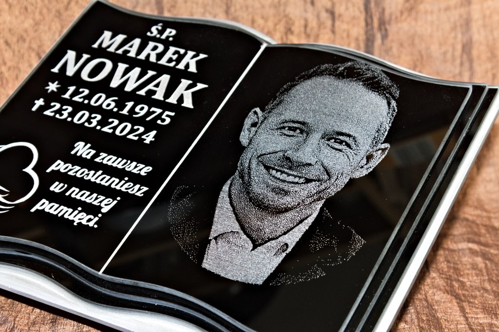 Grawerowana książka ze zdjęciem i dedykacją dla mamy, taty, babci, dziadka, dziadkow, na grób. Grawer własnego napisu 