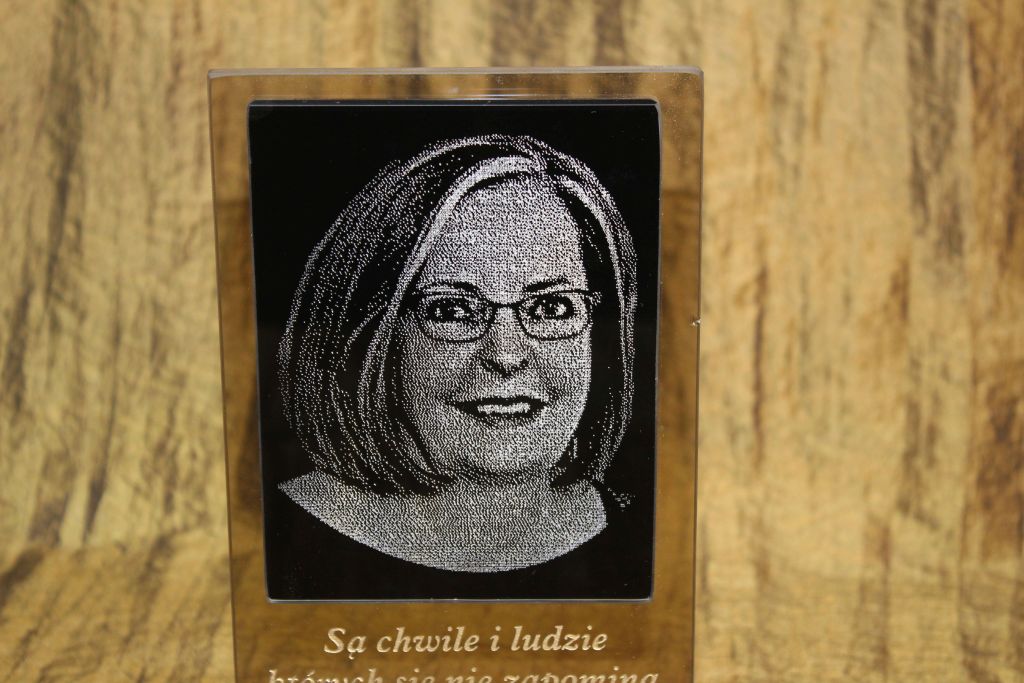 Grawerowany znicz ze zdjęciem i dedykacją dla mamy, taty, babci, dziadka, dziadkow, na grób. Znicze z własnym napisem 