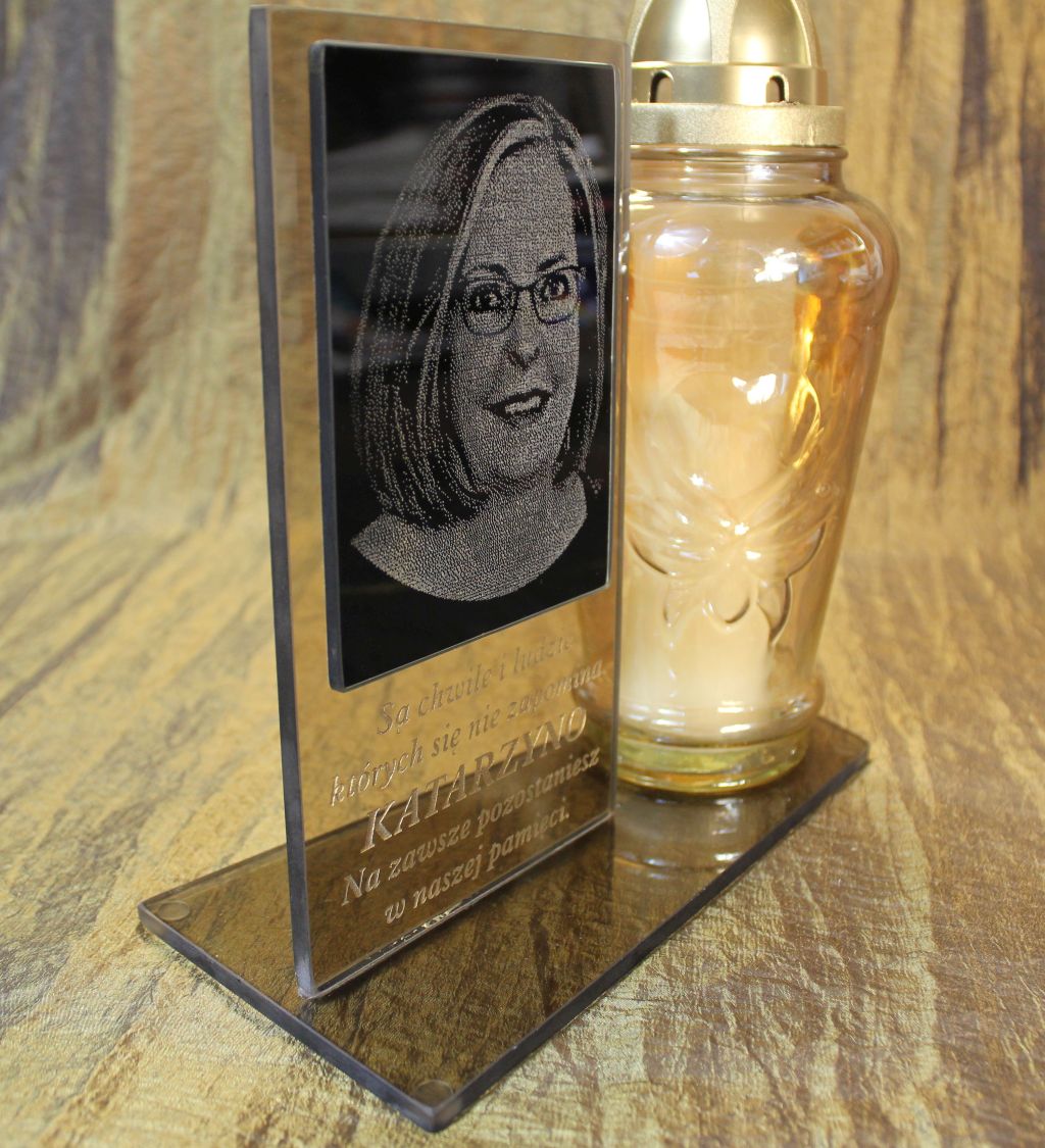 Grawerowany znicz ze zdjęciem i dedykacją dla mamy, taty, babci, dziadka, dziadkow, na grób. Znicze z własnym napisem 