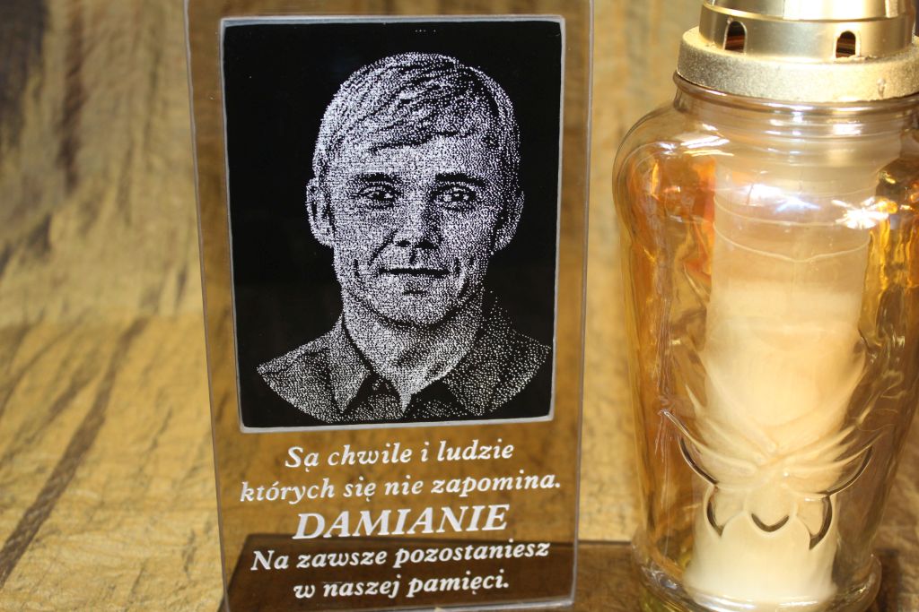 Grawerowany znicz ze zdjęciem i dedykacją dla mamy, taty, babci, dziadka, dziadkow, na grób. Znicze z własnym napisem 