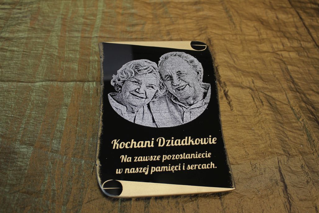 Grawerowany pergamin ze zdjęciem i dedykacją dla mamy, taty, babci, dziadka, dziadkow, na grób. Grawer własnego napisu 