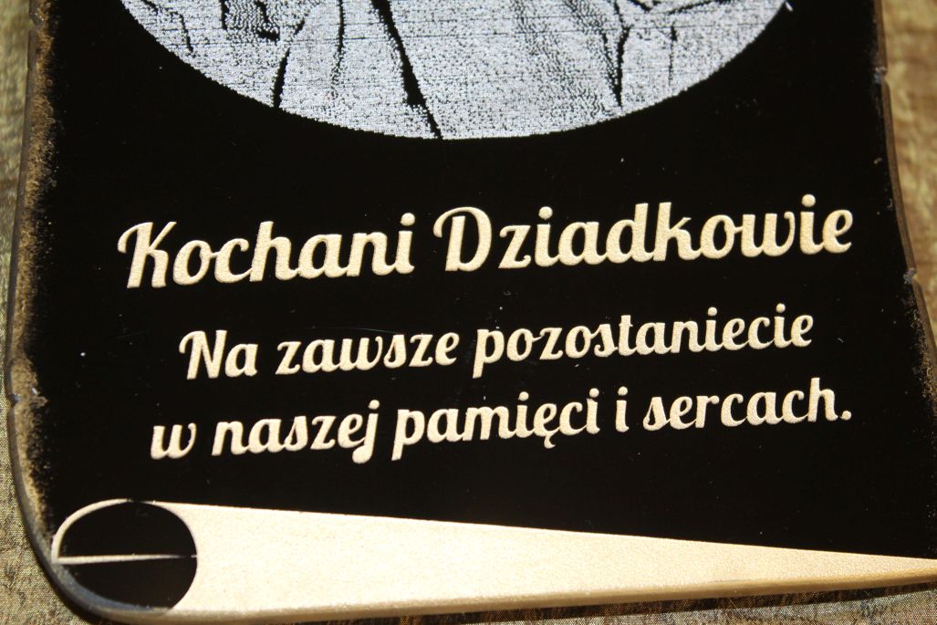 Grawerowany pergamin ze zdjęciem i dedykacją dla mamy, taty, babci, dziadka, dziadkow, na grób. Grawer własnego napisu 