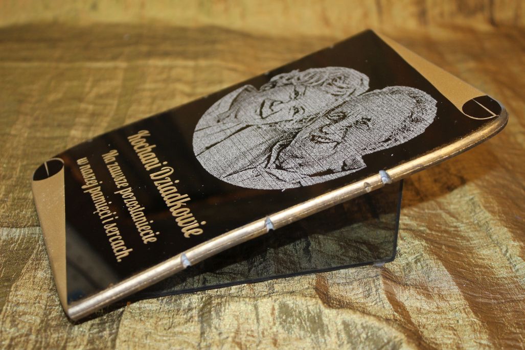 Grawerowany pergamin ze zdjęciem i dedykacją dla mamy, taty, babci, dziadka, dziadkow, na grób. Grawer własnego napisu 